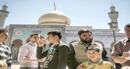 زوار في مرقد السيدة زينب قرب دمشق (نيويورك تايمز)