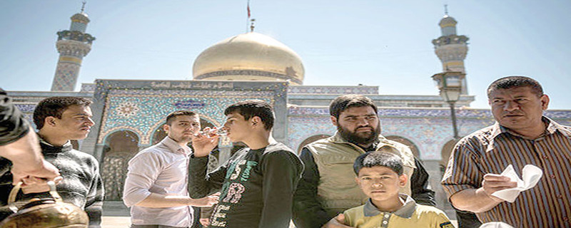 زوار في مرقد السيدة زينب قرب دمشق (نيويورك تايمز)